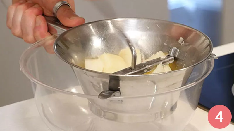 Una volta che si sono raffreddate sbucciamo le patate, le mettiamo nel passaverdura o nell'apposito attrezzo schiaccia patate e le riduciamo in purea.